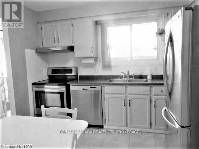 253 St Augustine Drive, St. Catharines (Secord Woods), Ontario  L2P 3L9 - Photo 7 - X12211064