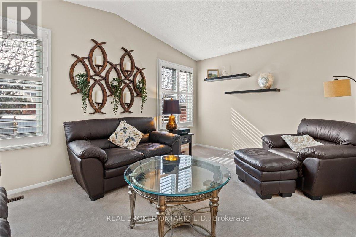 2257 Silverbirch Court, Burlington, Ontario  L7M 3H2 - Photo 16 - W12196186