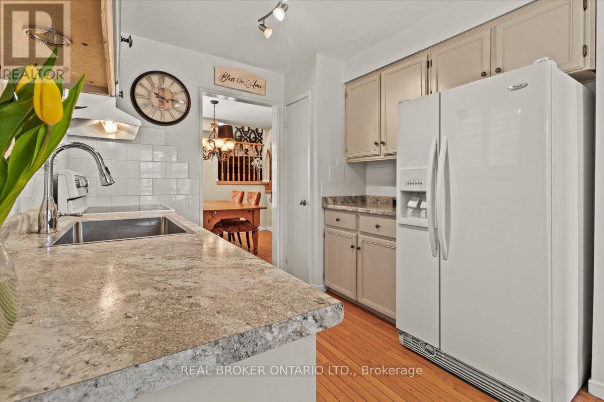 2257 Silverbirch Court, Burlington, Ontario  L7M 3H2 - Photo 8 - W12196186