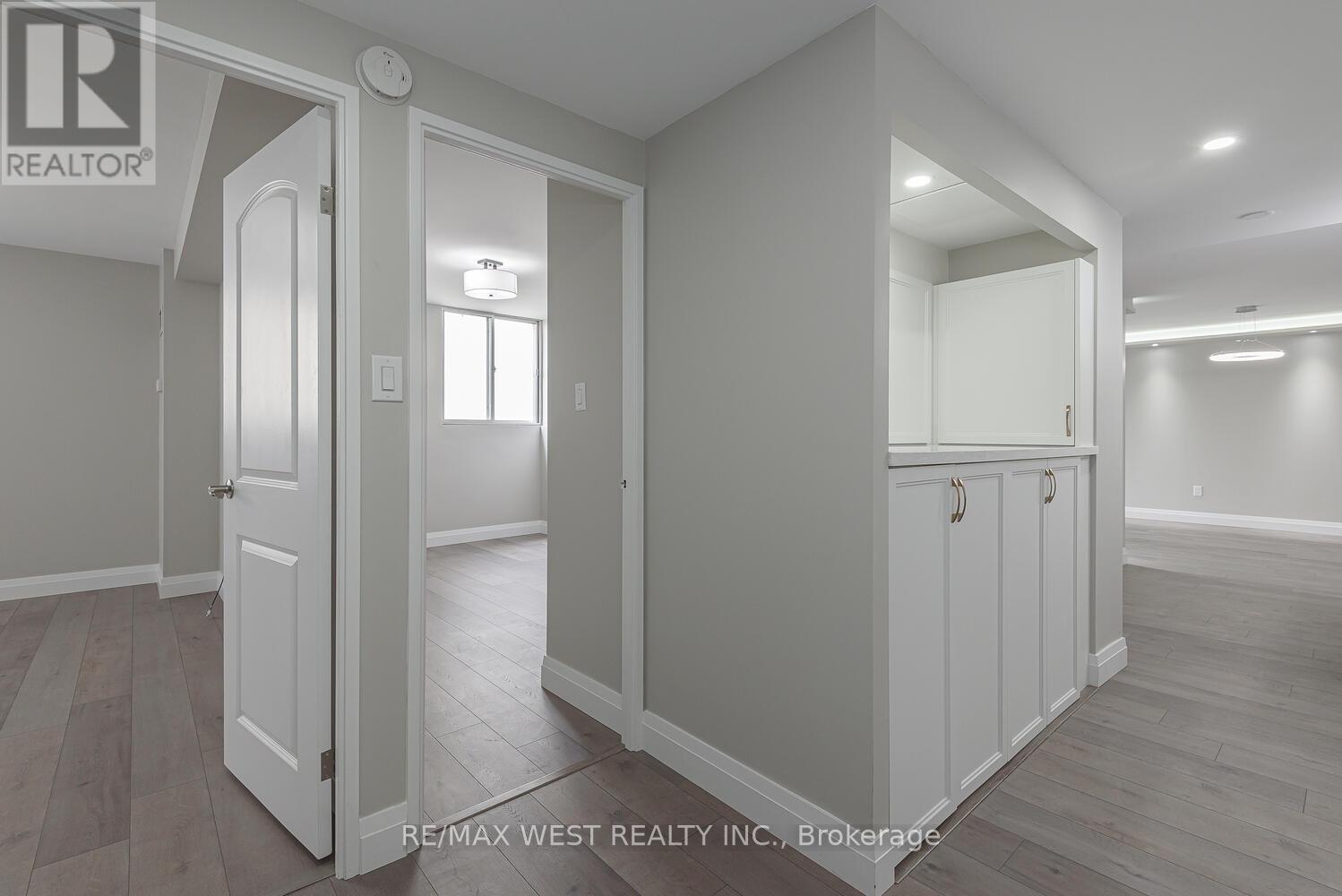 1104 - 820 Burnhamthorpe Road, Toronto (Markland Wood), Ontario  M9C 4W2 - Photo 10 - W12209456
