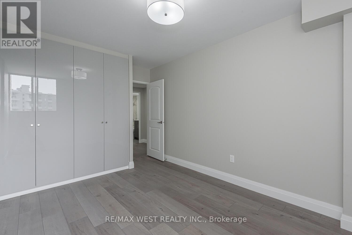 1104 - 820 Burnhamthorpe Road, Toronto (Markland Wood), Ontario  M9C 4W2 - Photo 17 - W12209456