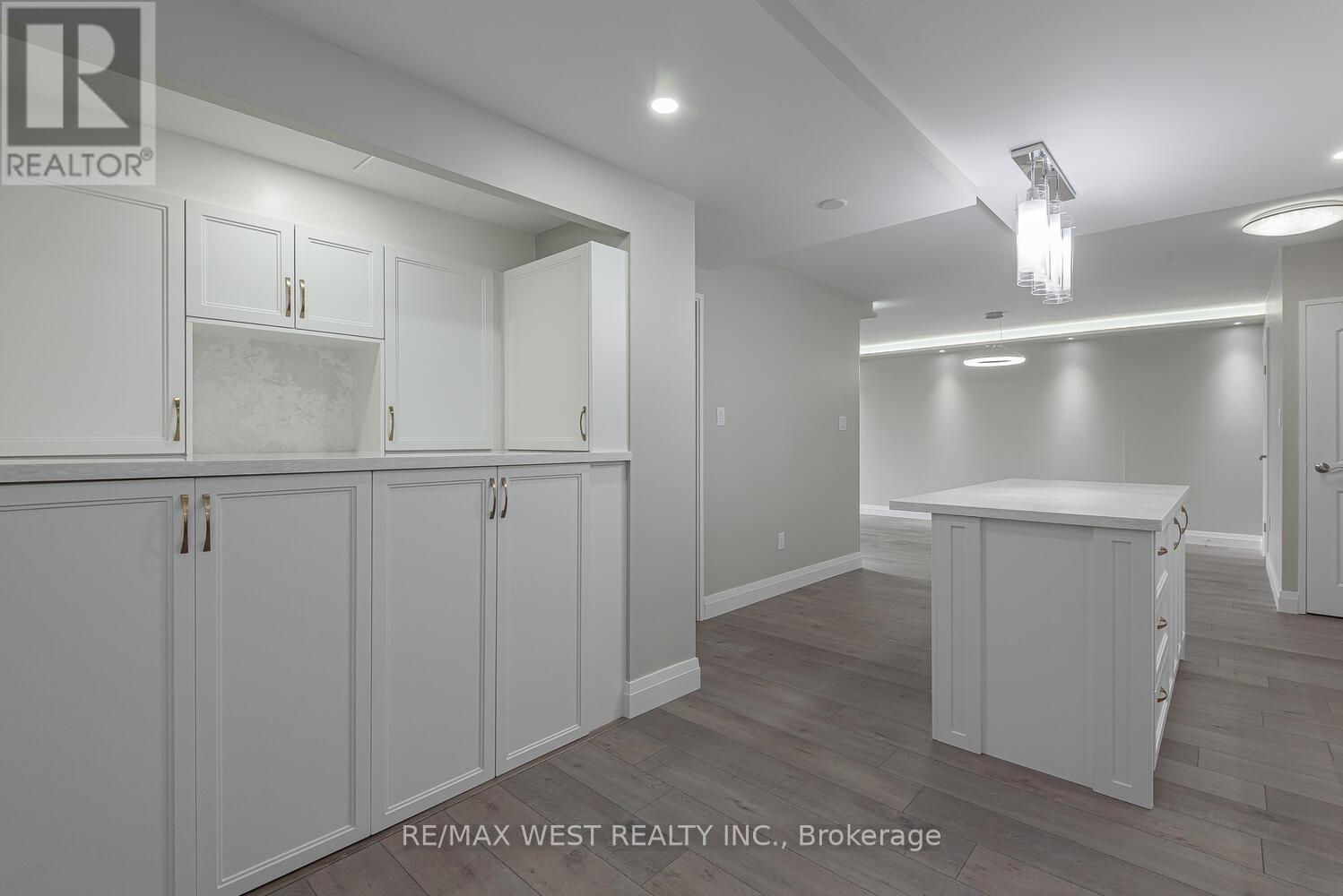 1104 - 820 Burnhamthorpe Road, Toronto (Markland Wood), Ontario  M9C 4W2 - Photo 8 - W12209456