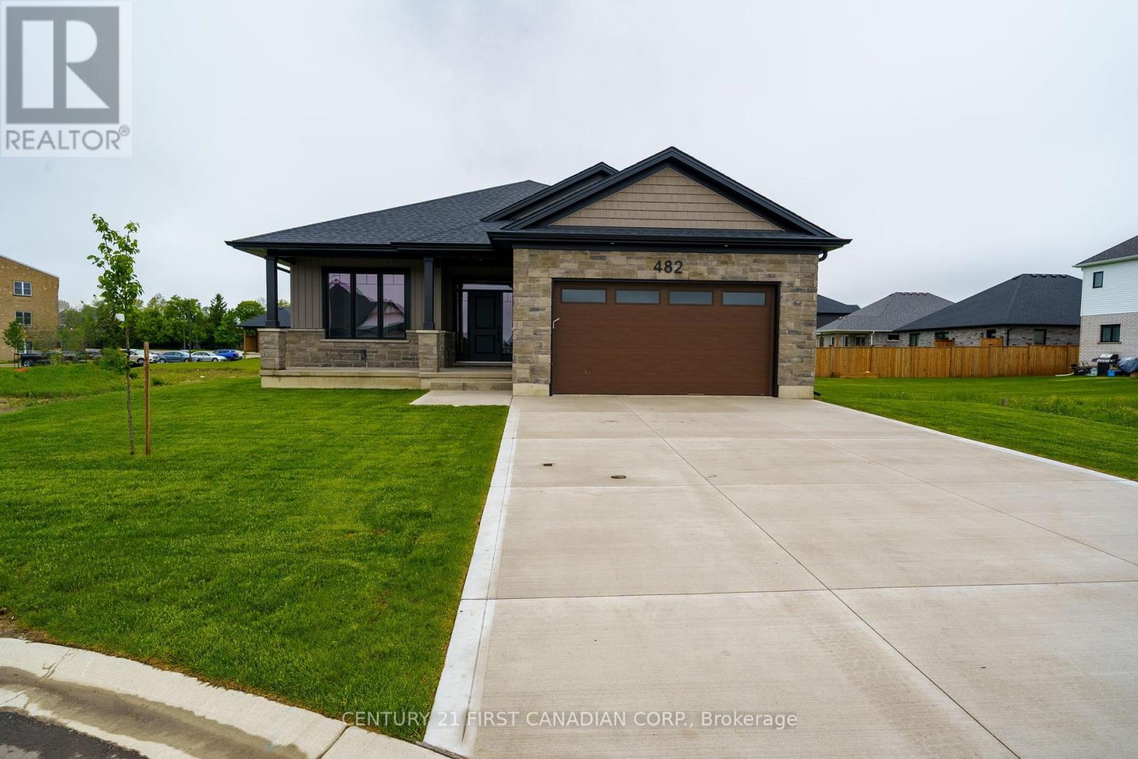 482 Julianna Court, Plympton-Wyoming, Ontario  N0N 1T0 - Photo 2 - X12178306