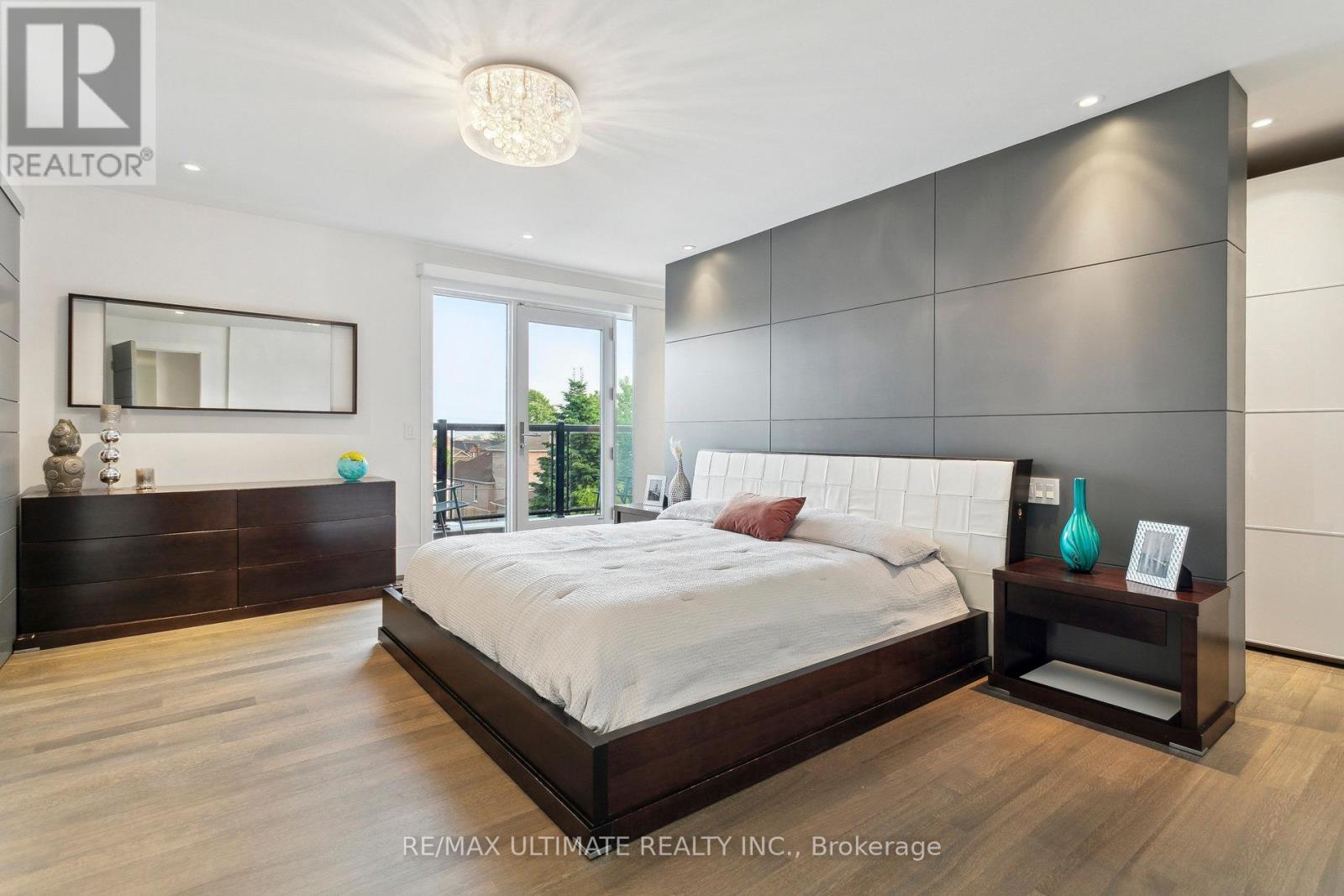 1139 Glengrove Avenue W, Toronto (Yorkdale-Glen Park), Ontario  M6B 2K5 - Photo 14 - W12209922
