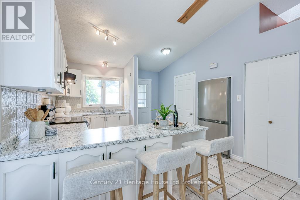 1035 Pearson Drive, Woodstock (Woodstock - North), Ontario  N4S 8V1 - Photo 11 - X12211050