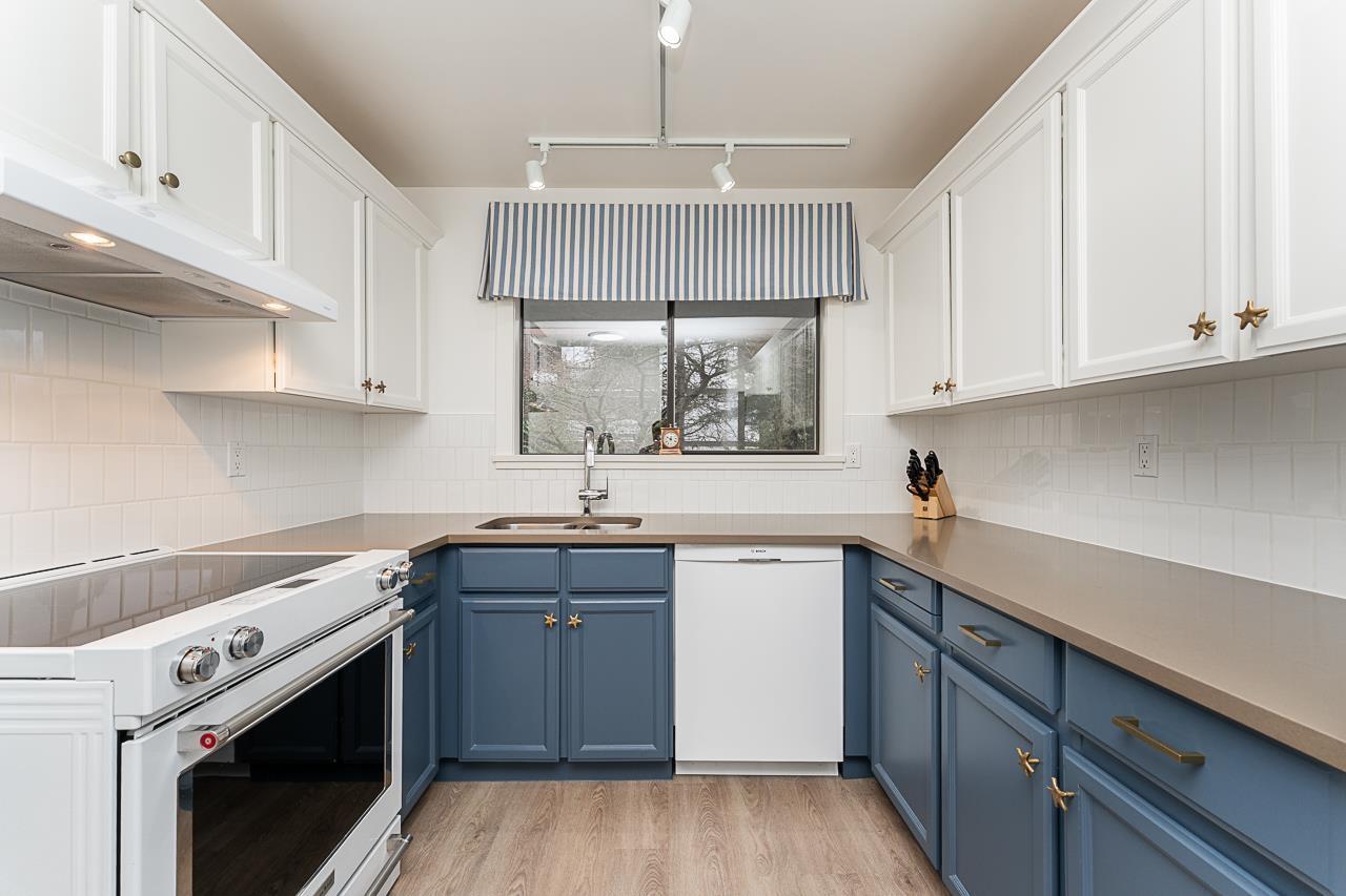 202 1520 Vidal Street, White Rock, British Columbia  V4B 3T7 - Photo 2 - R3013030
