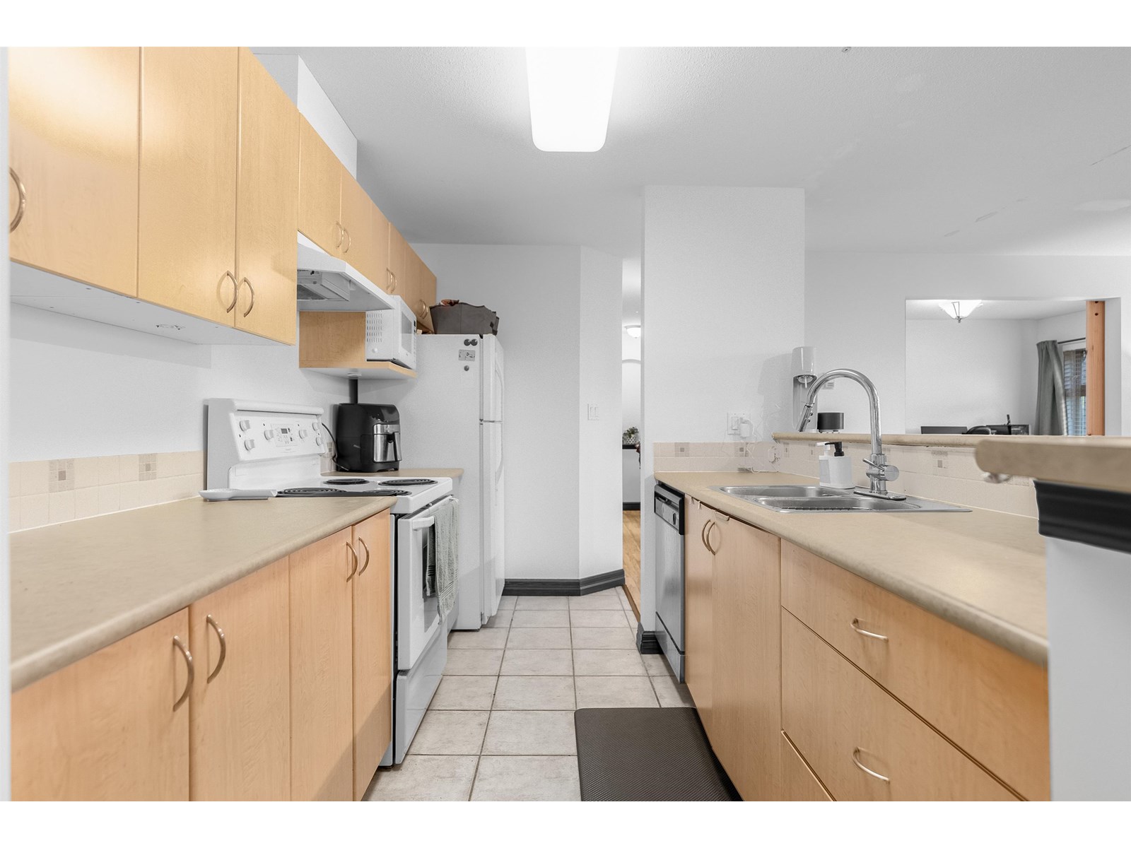 201 15220 Guildford Drive, Surrey, British Columbia  V3R 0Y6 - Photo 6 - R3013718