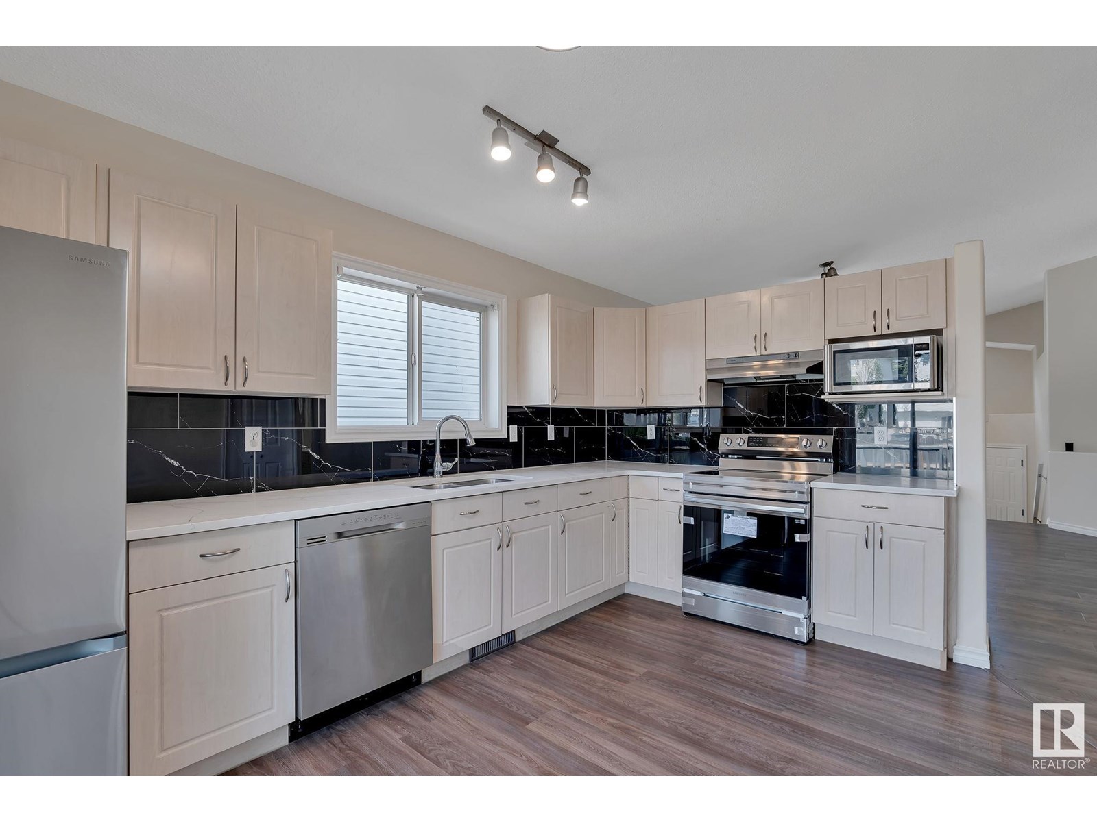 2024 35a Av Nw, Edmonton, Alberta  T6T 1Y2 - Photo 8 - E4441554