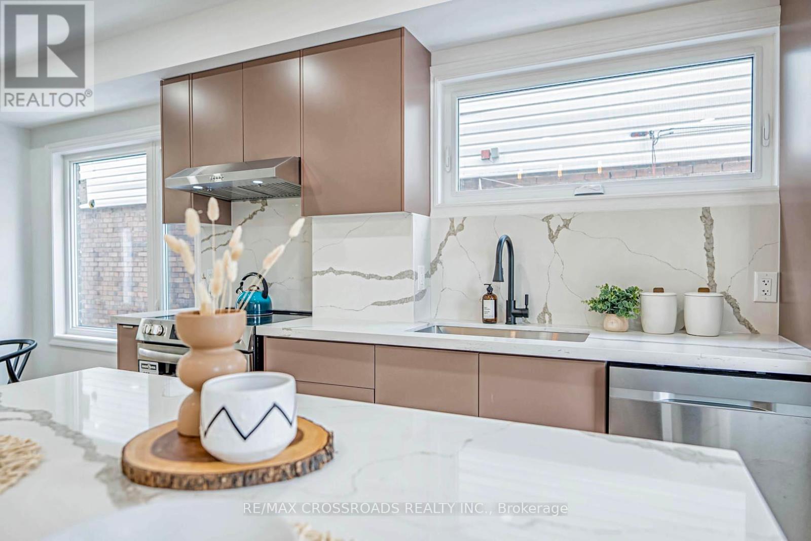 548 Glebeholme Boulevard, Toronto, Ontario  M4C 1V4 - Photo 16 - E12211063