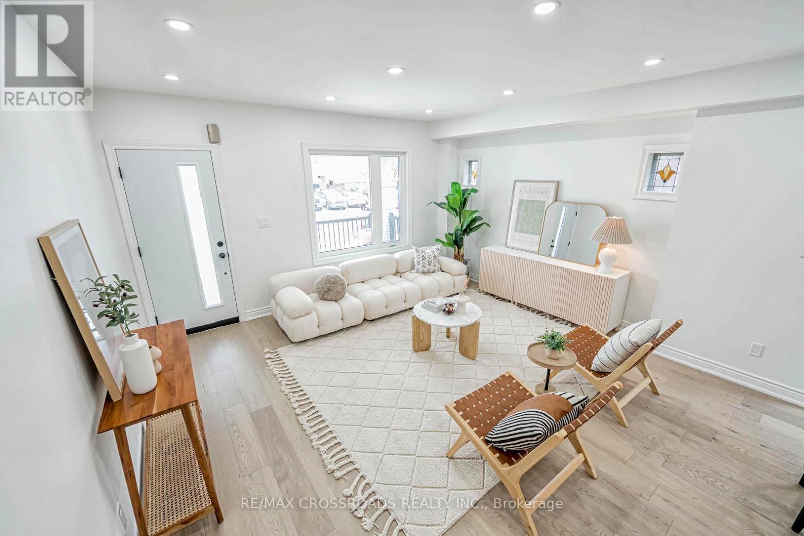 548 Glebeholme Boulevard, Toronto, Ontario  M4C 1V4 - Photo 4 - E12211063