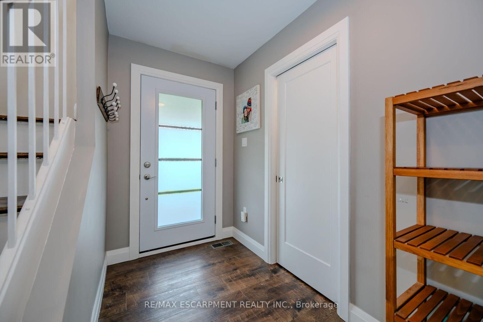 260 Linwood Crescent, Burlington, Ontario  L7L 4A1 - Photo 5 - W12210982