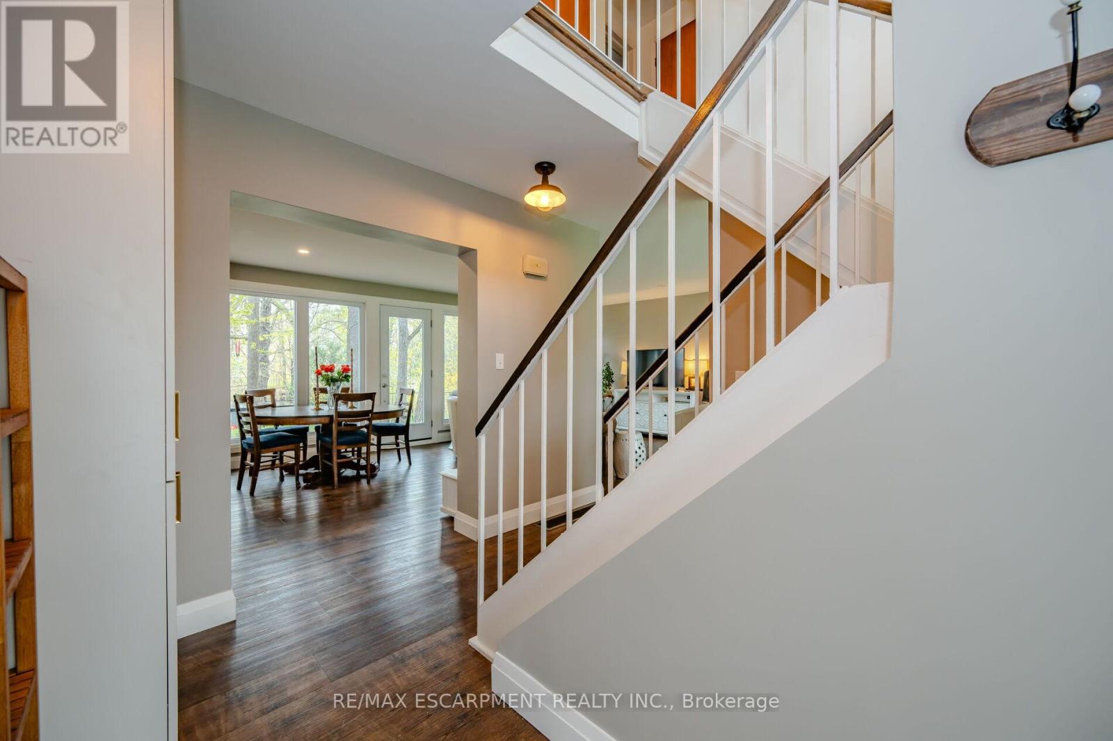 260 Linwood Crescent, Burlington, Ontario  L7L 4A1 - Photo 6 - W12210982