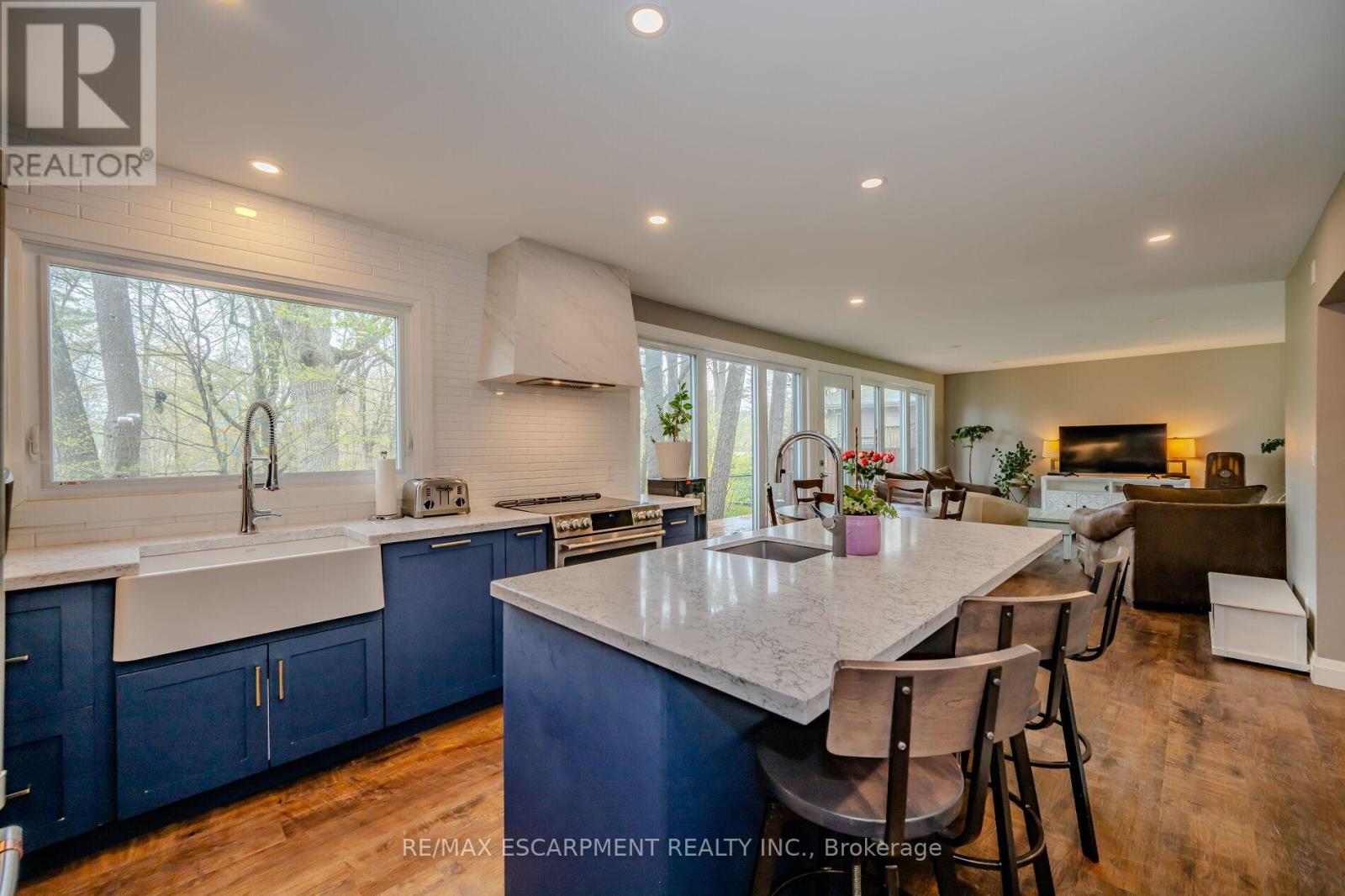 260 Linwood Crescent, Burlington, Ontario  L7L 4A1 - Photo 8 - W12210982