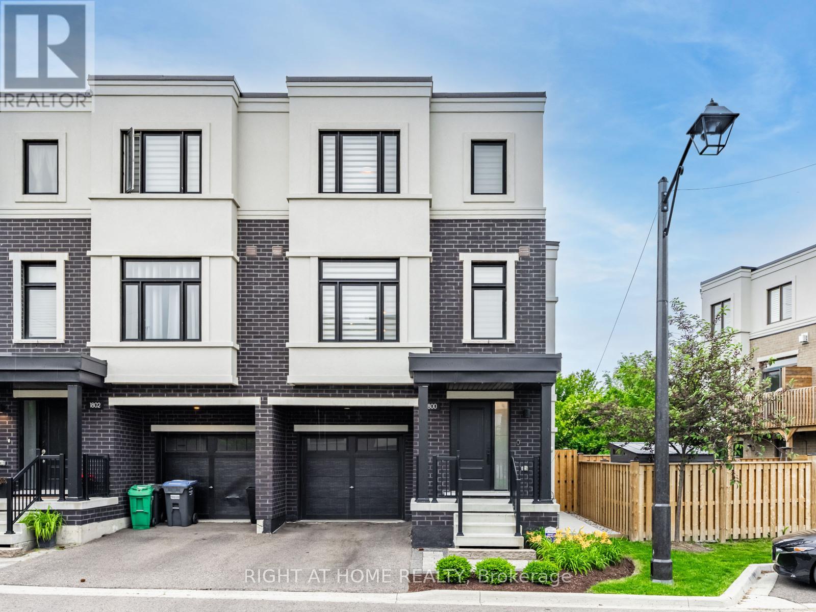 1800 Mitoff Place, Mississauga (Rathwood), Ontario  L4W 0E8 - Photo 2 - W12210983
