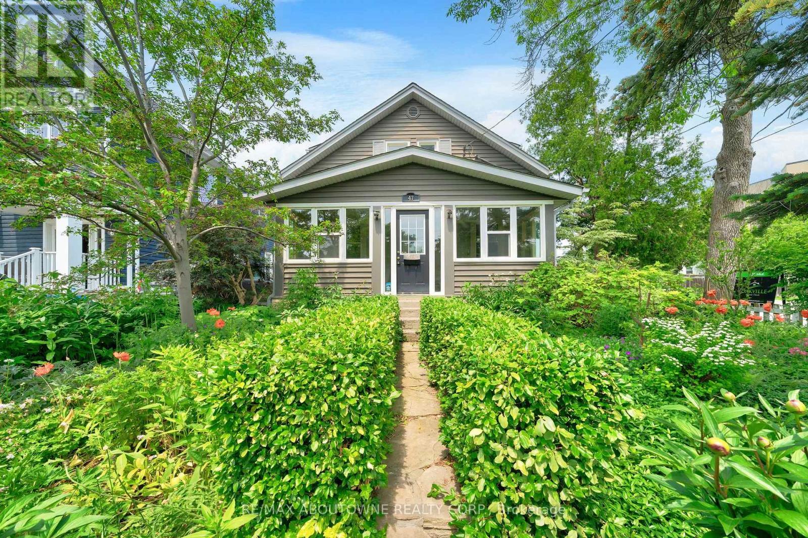 47 STEWART STREET, Oakville, Ontario