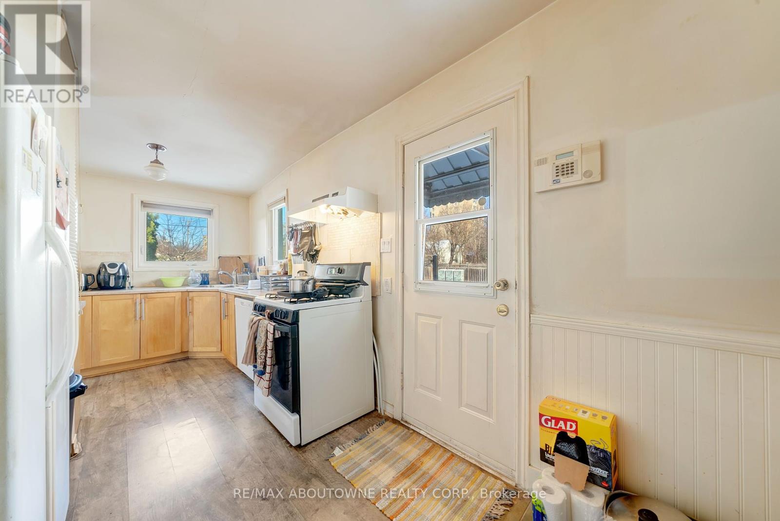 47 Stewart Street, Oakville (Co Central), Ontario  L6K 1X6 - Photo 10 - W12211033