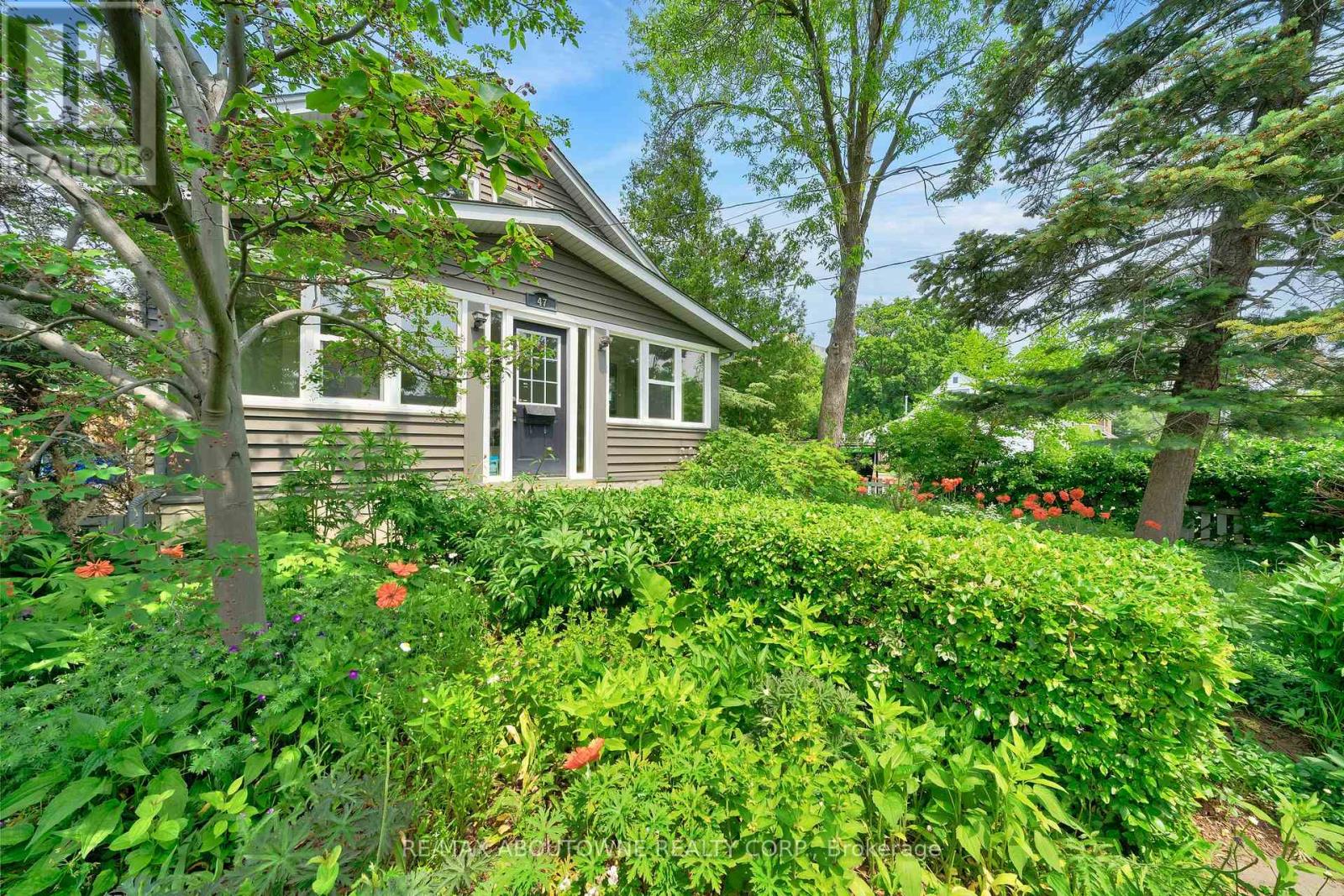 47 Stewart Street, Oakville (Co Central), Ontario  L6K 1X6 - Photo 2 - W12211033