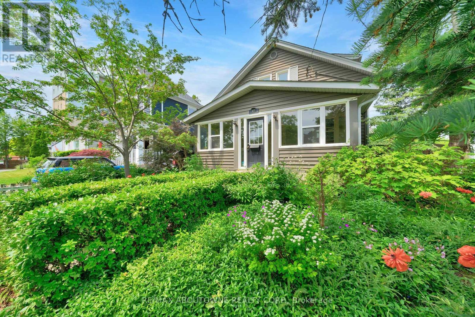 47 Stewart Street, Oakville (Co Central), Ontario  L6K 1X6 - Photo 3 - W12211033