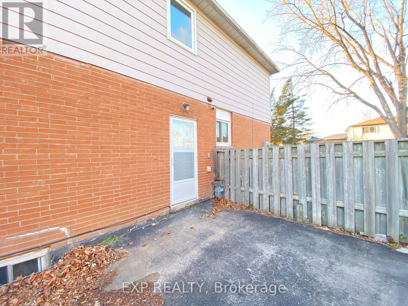 315 Montego Road, Mississauga (Cooksville), Ontario  L5B 1C6 - Photo 10 - W12211054