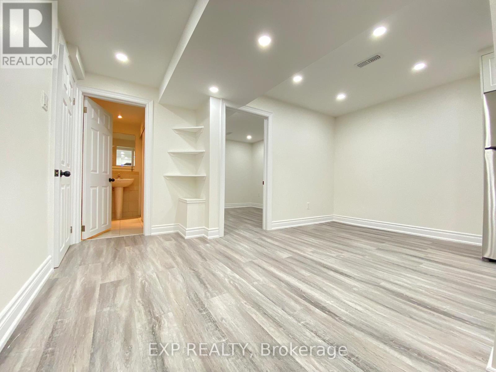 315 Montego Road, Mississauga (Cooksville), Ontario  L5B 1C6 - Photo 13 - W12211054
