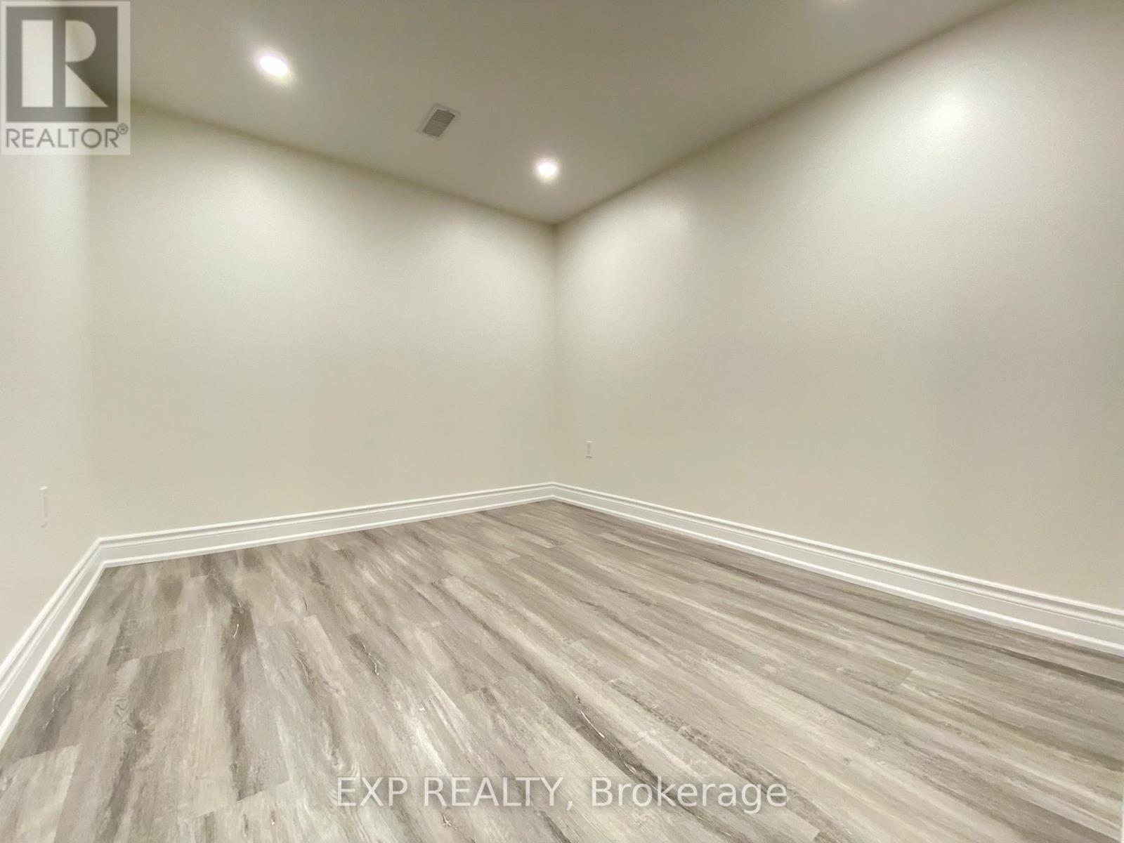 315 Montego Road, Mississauga (Cooksville), Ontario  L5B 1C6 - Photo 17 - W12211054