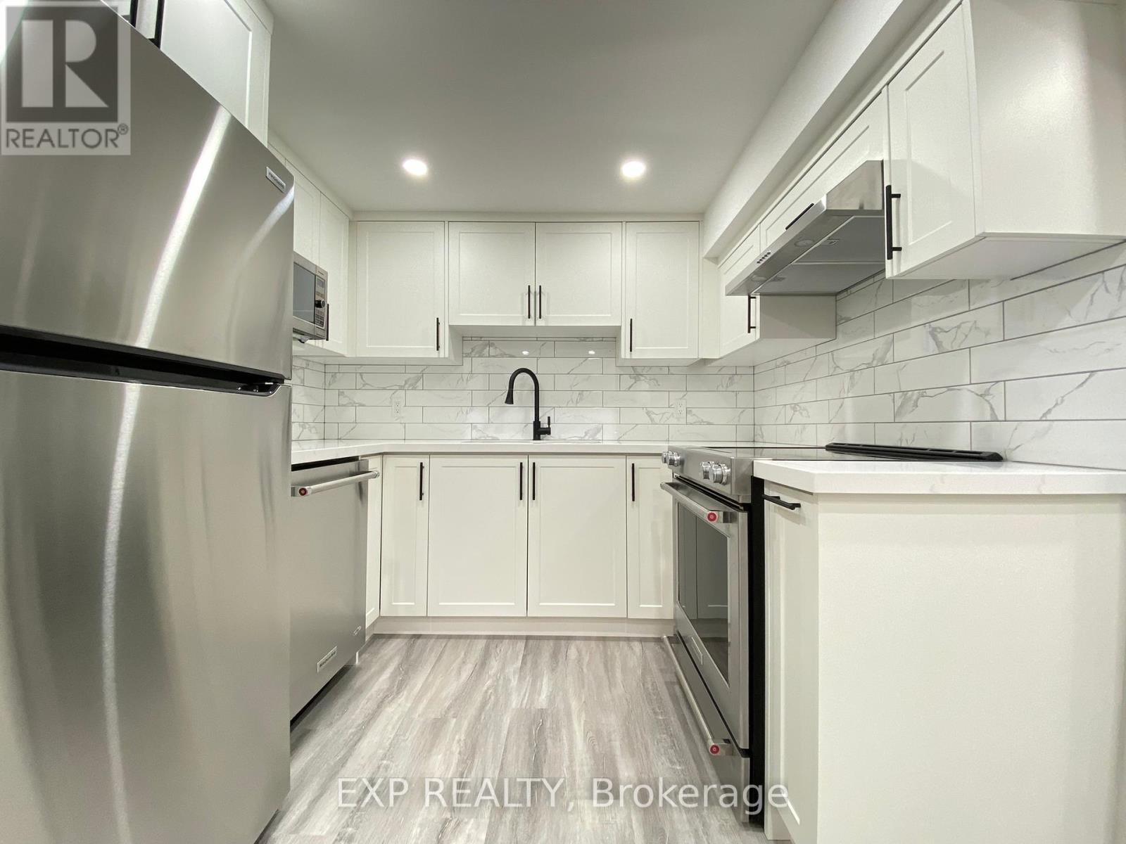 315 Montego Road, Mississauga (Cooksville), Ontario  L5B 1C6 - Photo 18 - W12211054
