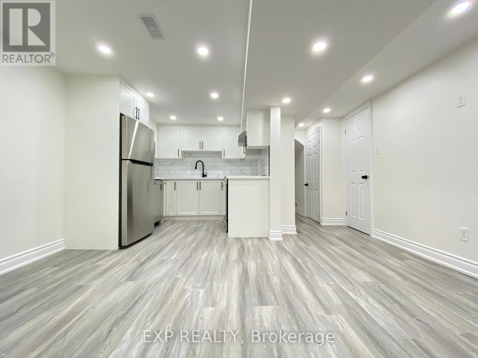 315 Montego Road, Mississauga (Cooksville), Ontario  L5B 1C6 - Photo 19 - W12211054