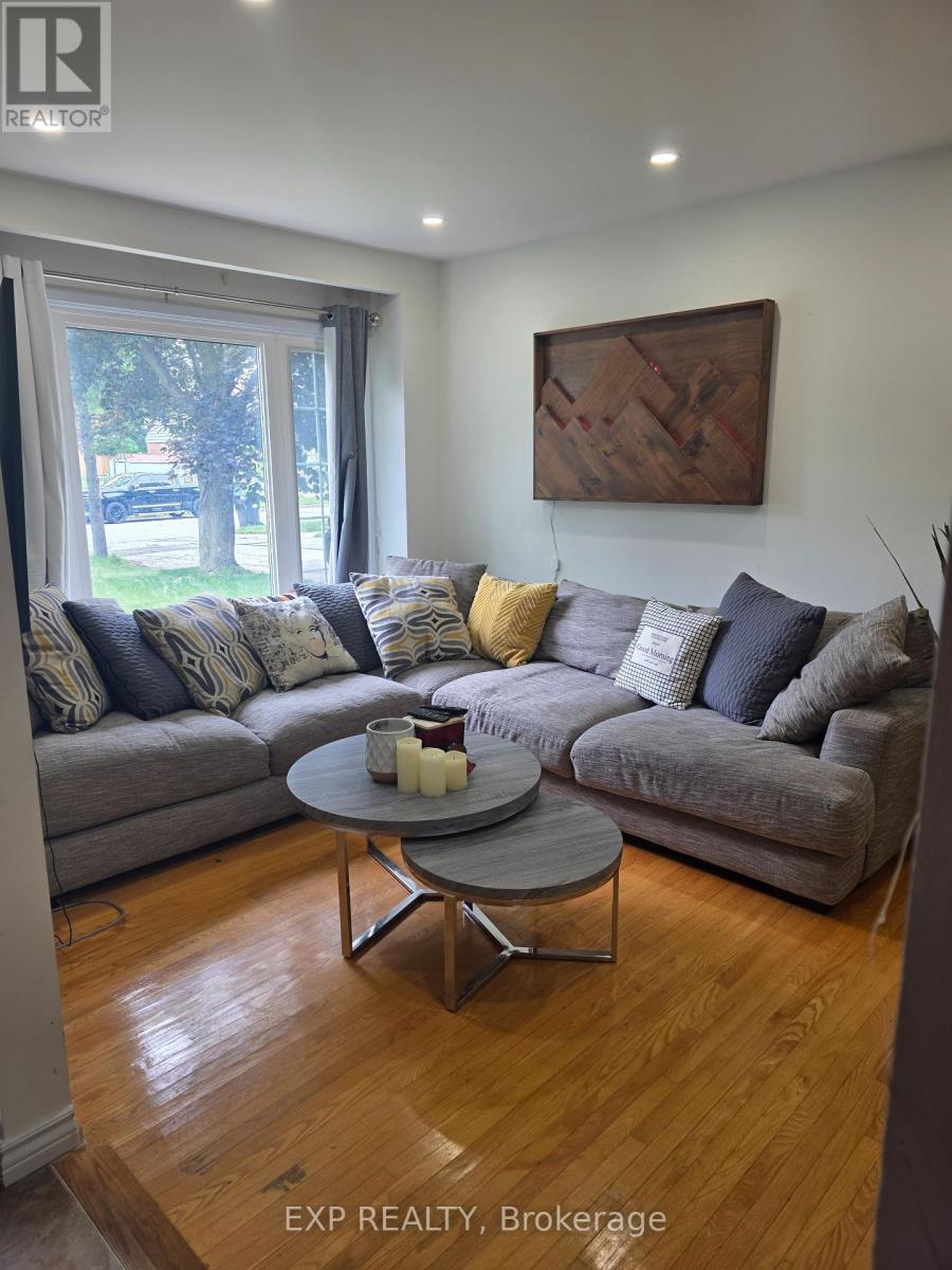 315 Montego Road, Mississauga (Cooksville), Ontario  L5B 1C6 - Photo 2 - W12211054