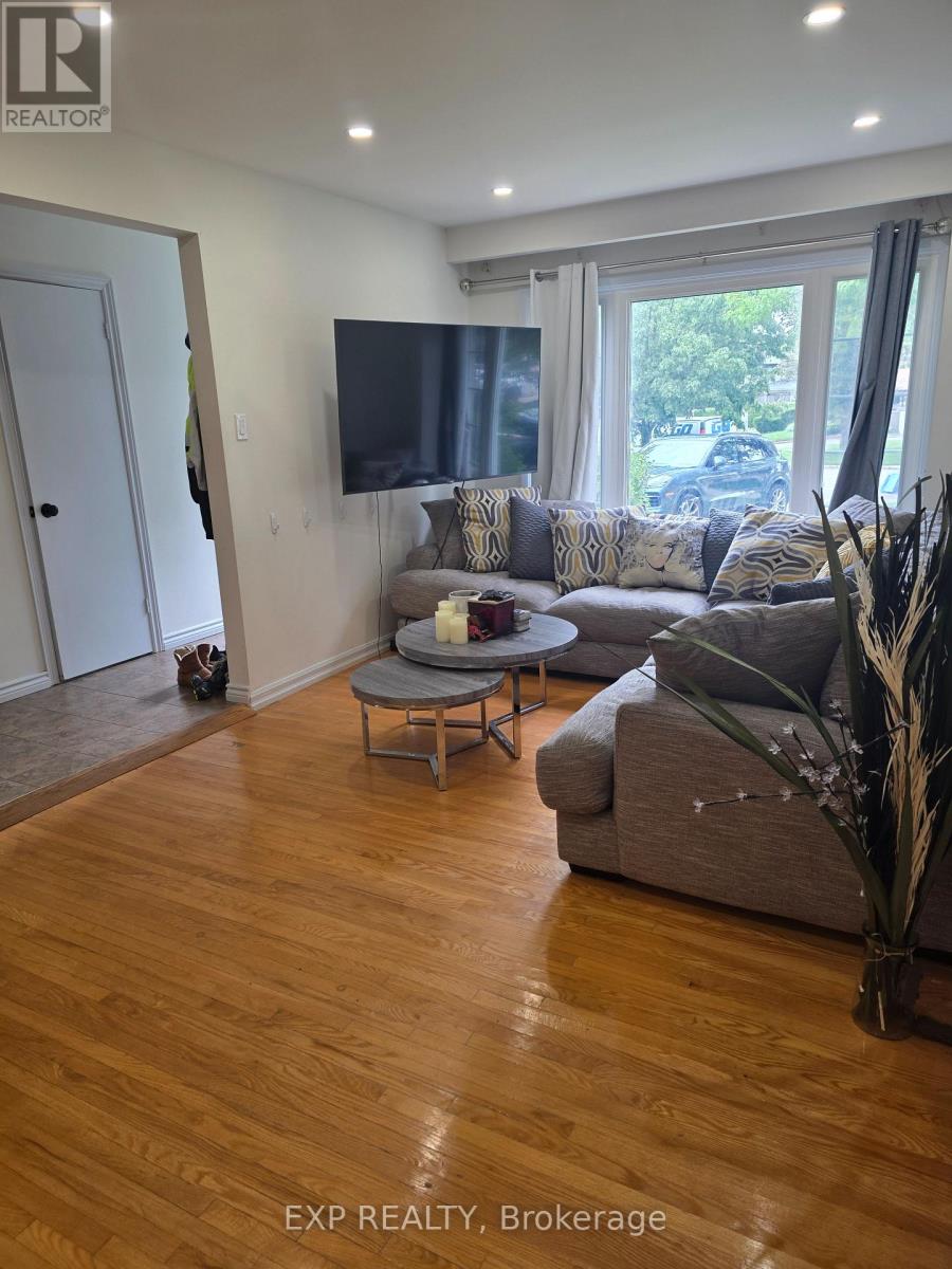 315 Montego Road, Mississauga (Cooksville), Ontario  L5B 1C6 - Photo 3 - W12211054