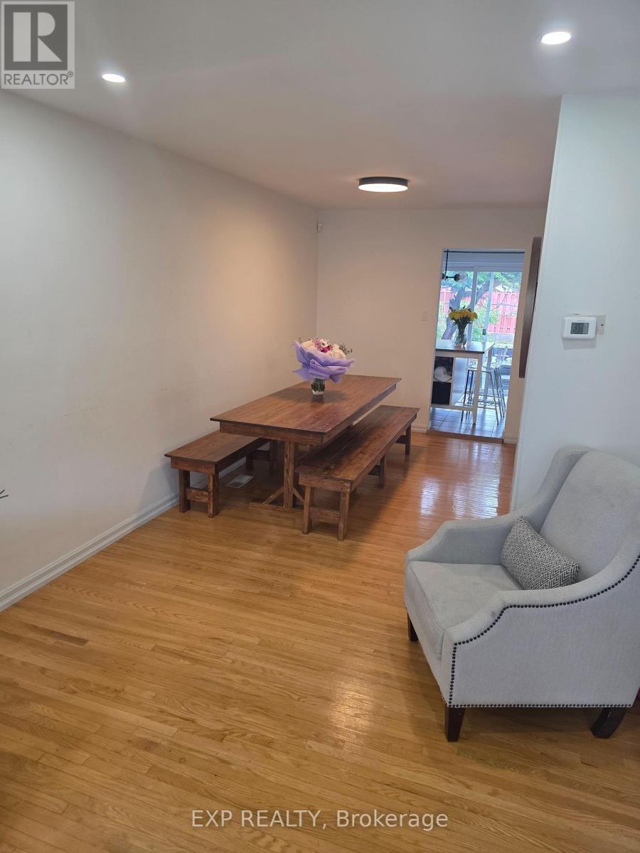 315 Montego Road, Mississauga (Cooksville), Ontario  L5B 1C6 - Photo 4 - W12211054
