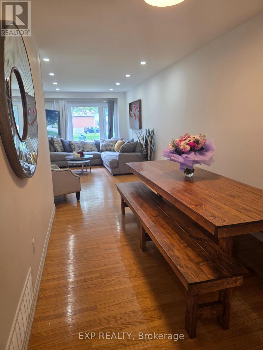 315 Montego Road, Mississauga (Cooksville), Ontario  L5B 1C6 - Photo 5 - W12211054