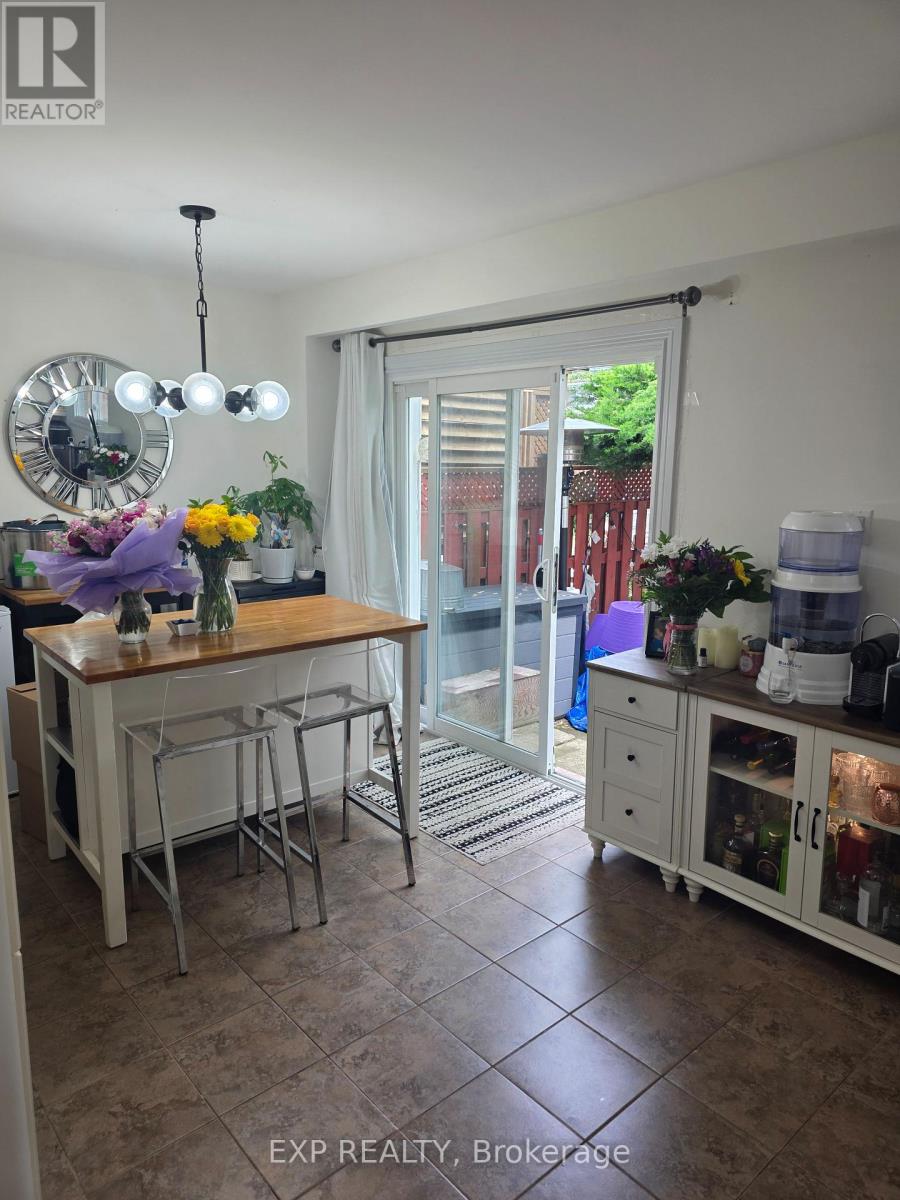 315 Montego Road, Mississauga (Cooksville), Ontario  L5B 1C6 - Photo 7 - W12211054