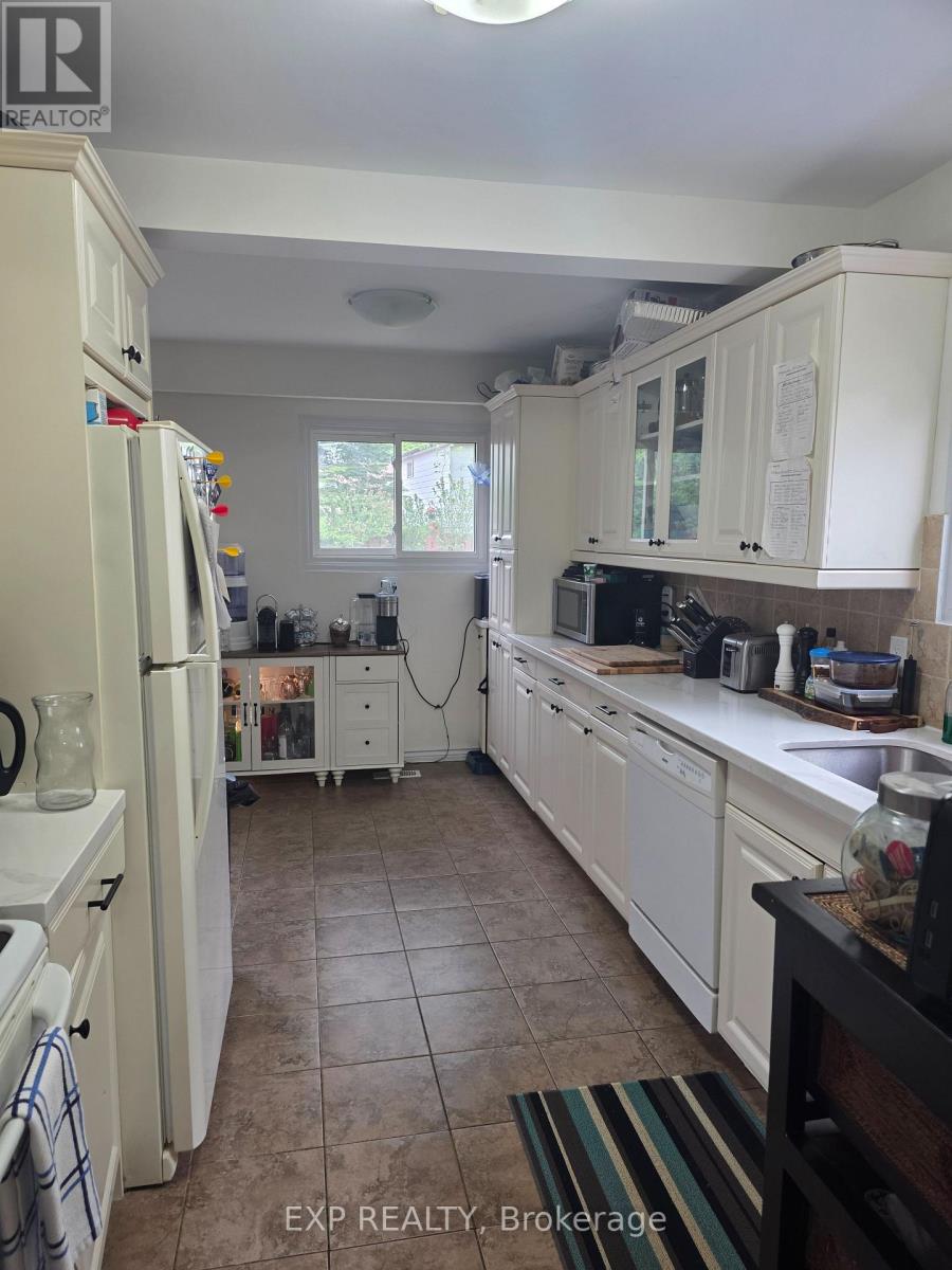 315 Montego Road, Mississauga (Cooksville), Ontario  L5B 1C6 - Photo 8 - W12211054