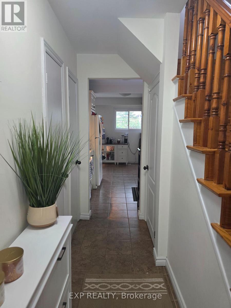 315 Montego Road, Mississauga (Cooksville), Ontario  L5B 1C6 - Photo 9 - W12211054
