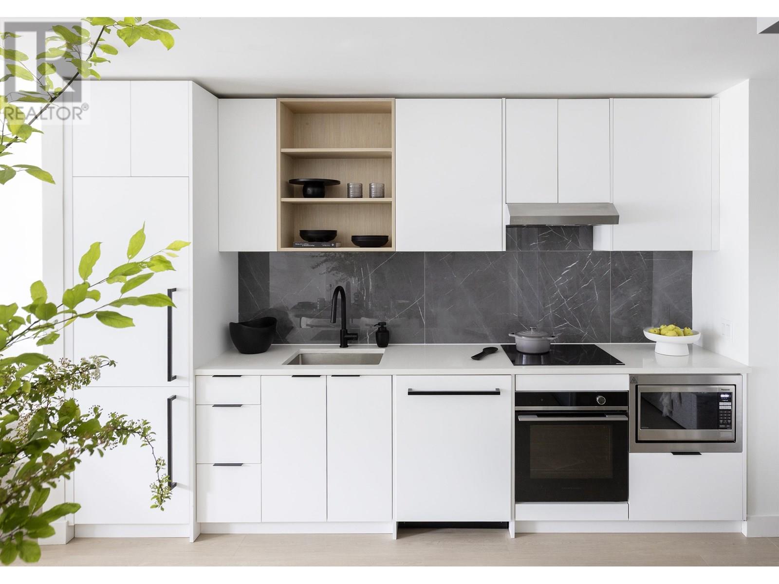 220 402 E 3RD STREET, North Vancouver, British Columbia