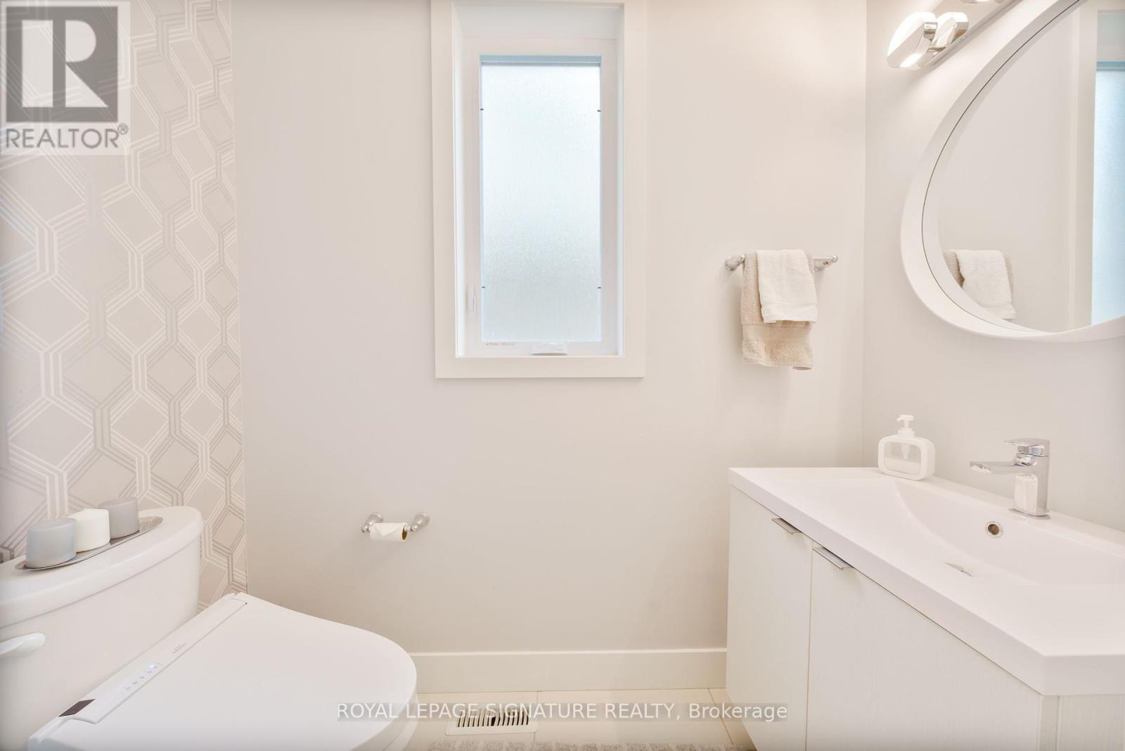 533 Chelton Road, London South (South U), Ontario  N6M 0H9 - Photo 5 - X12211072