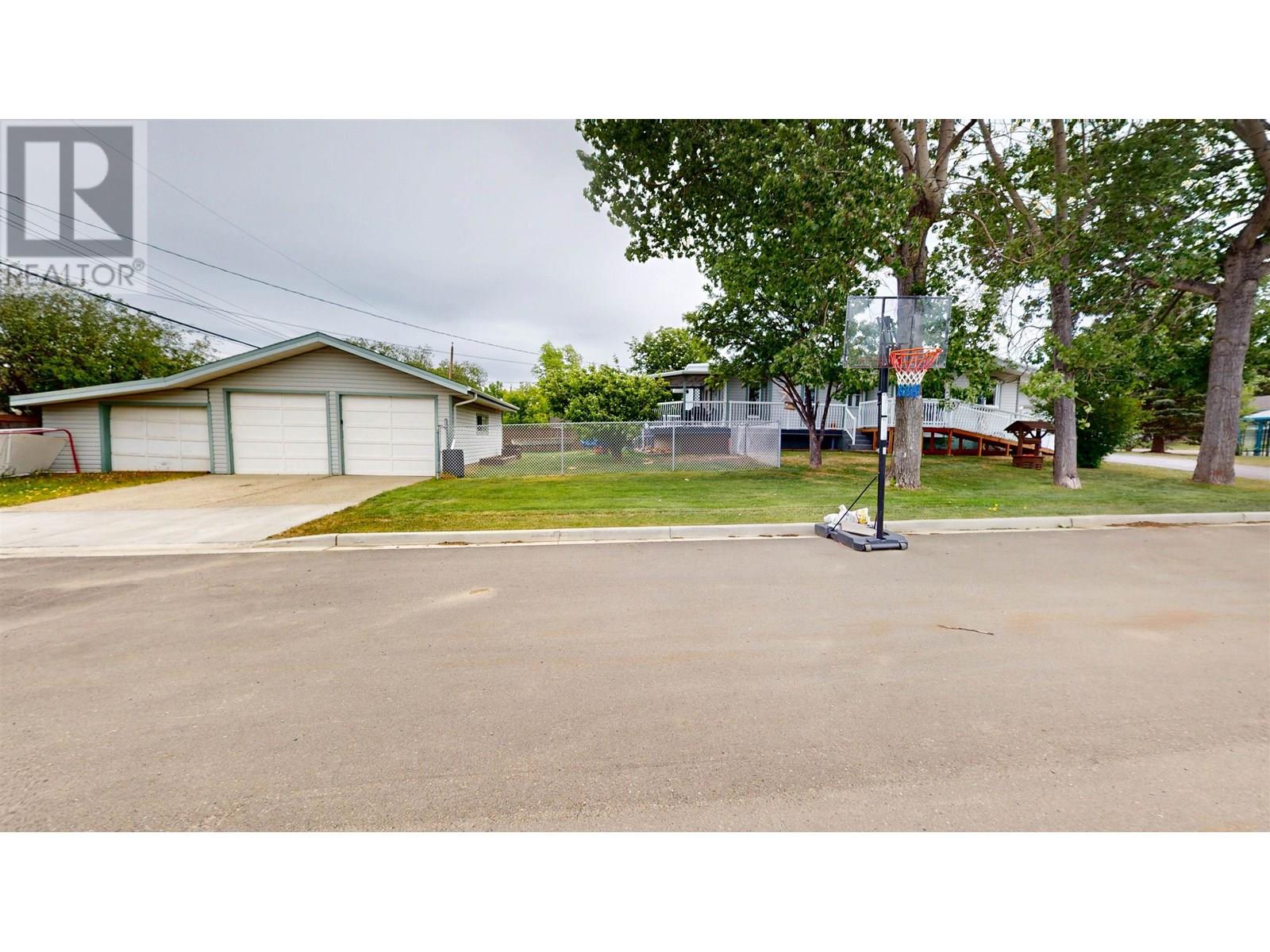 10320 111 Avenue, Fort St. John, British Columbia  V1J 2V4 - Photo 2 - R3012851