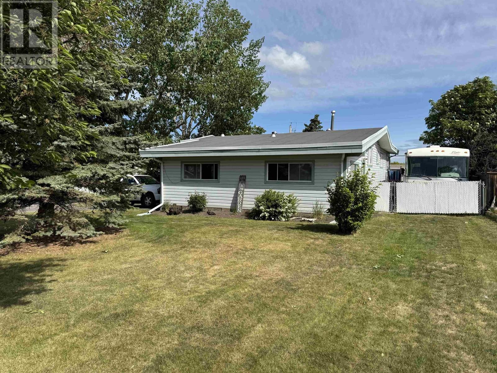 10320 111 Avenue, Fort St. John, British Columbia  V1J 2V4 - Photo 3 - R3012851