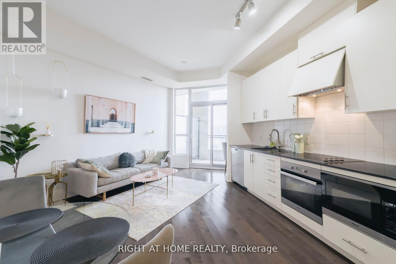 918 - 23 Glebe Road W, Toronto (Yonge-Eglinton), Ontario  M5P 0A1 - Photo 2 - C12211103