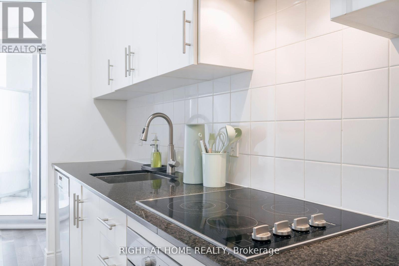 918 - 23 Glebe Road W, Toronto (Yonge-Eglinton), Ontario  M5P 0A1 - Photo 4 - C12211103