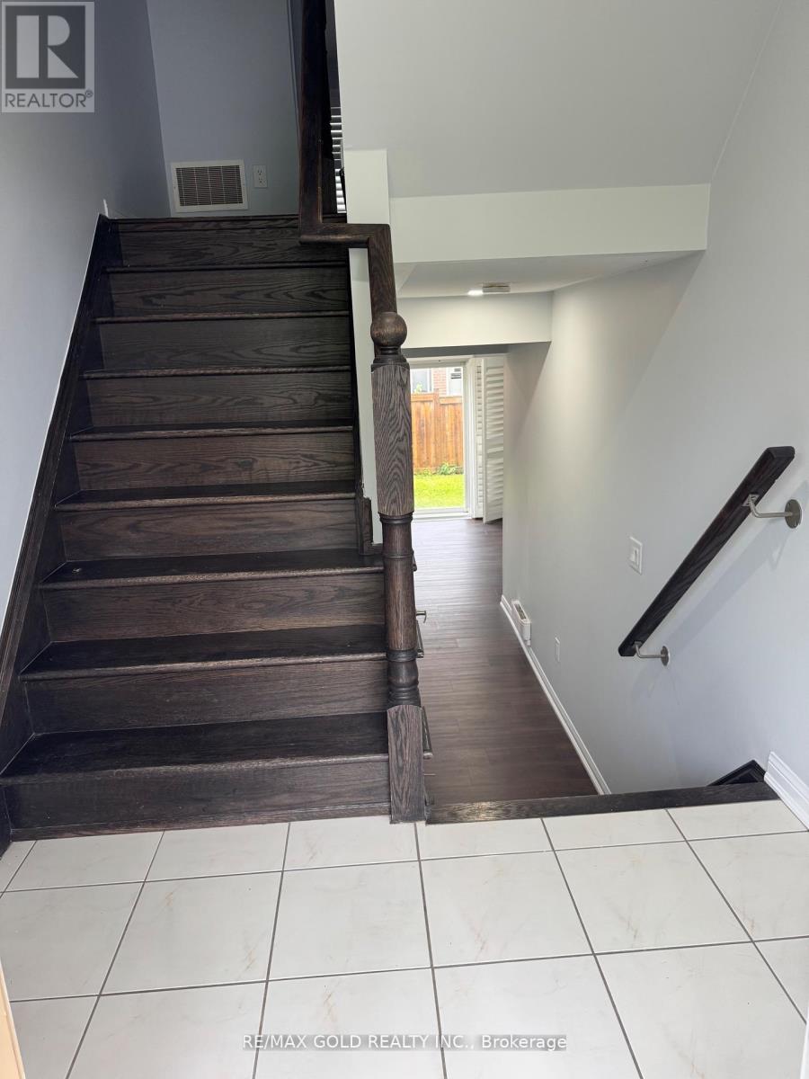 13 Viewforth Road, Brampton (Northwest Brampton), Ontario  L7A 0R2 - Photo 4 - W12211136