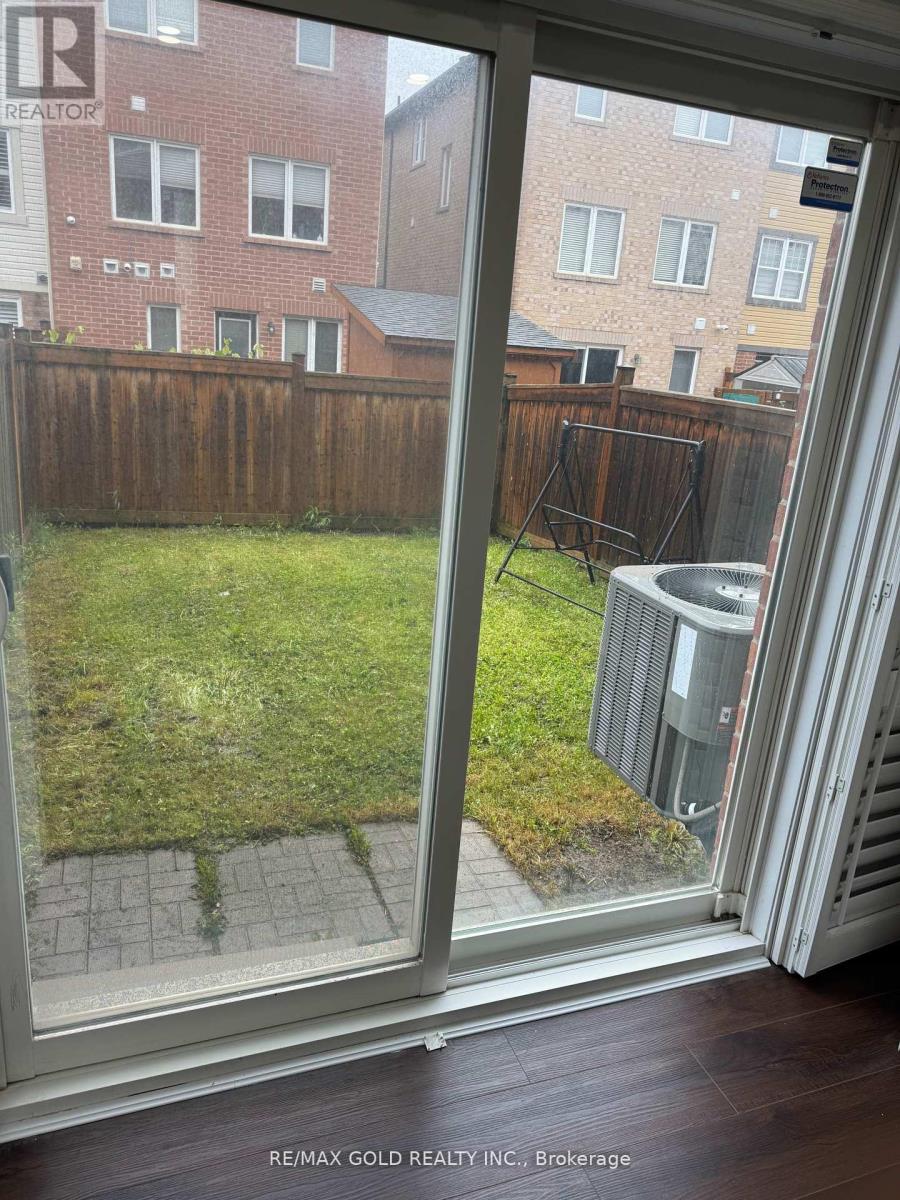 13 Viewforth Road, Brampton (Northwest Brampton), Ontario  L7A 0R2 - Photo 8 - W12211136
