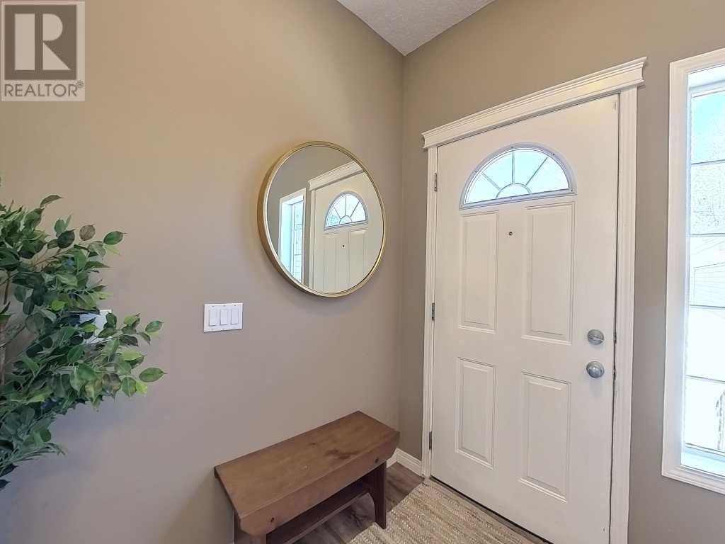 Property at 48 Cougarstone Square SW image 3