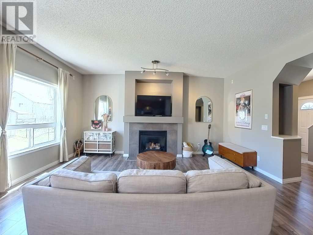 Property at 48 Cougarstone Square SW image 5