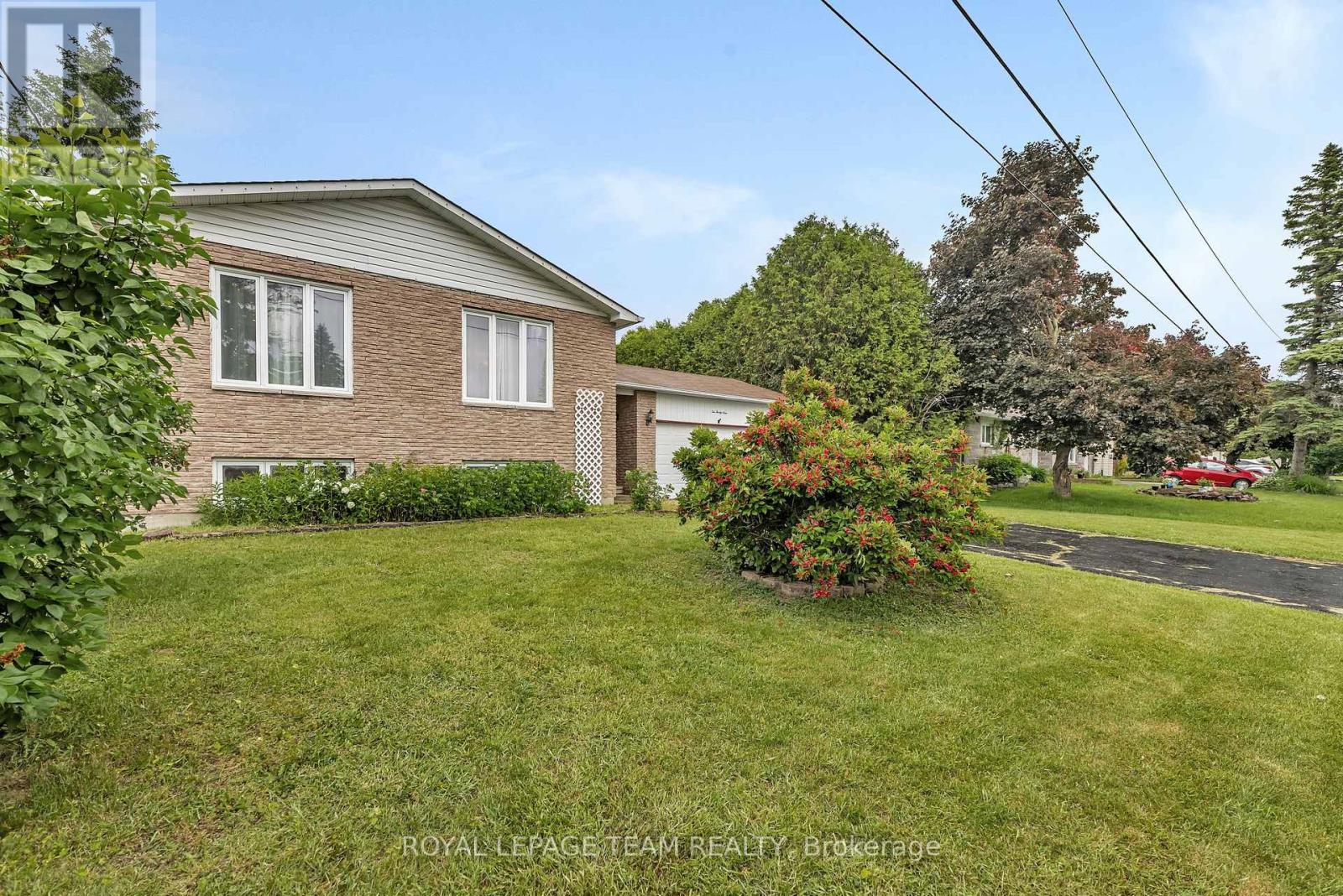 139 Dunlop Crescent, Russell, Ontario  K4R 1B3 - Photo 3 - X12211165