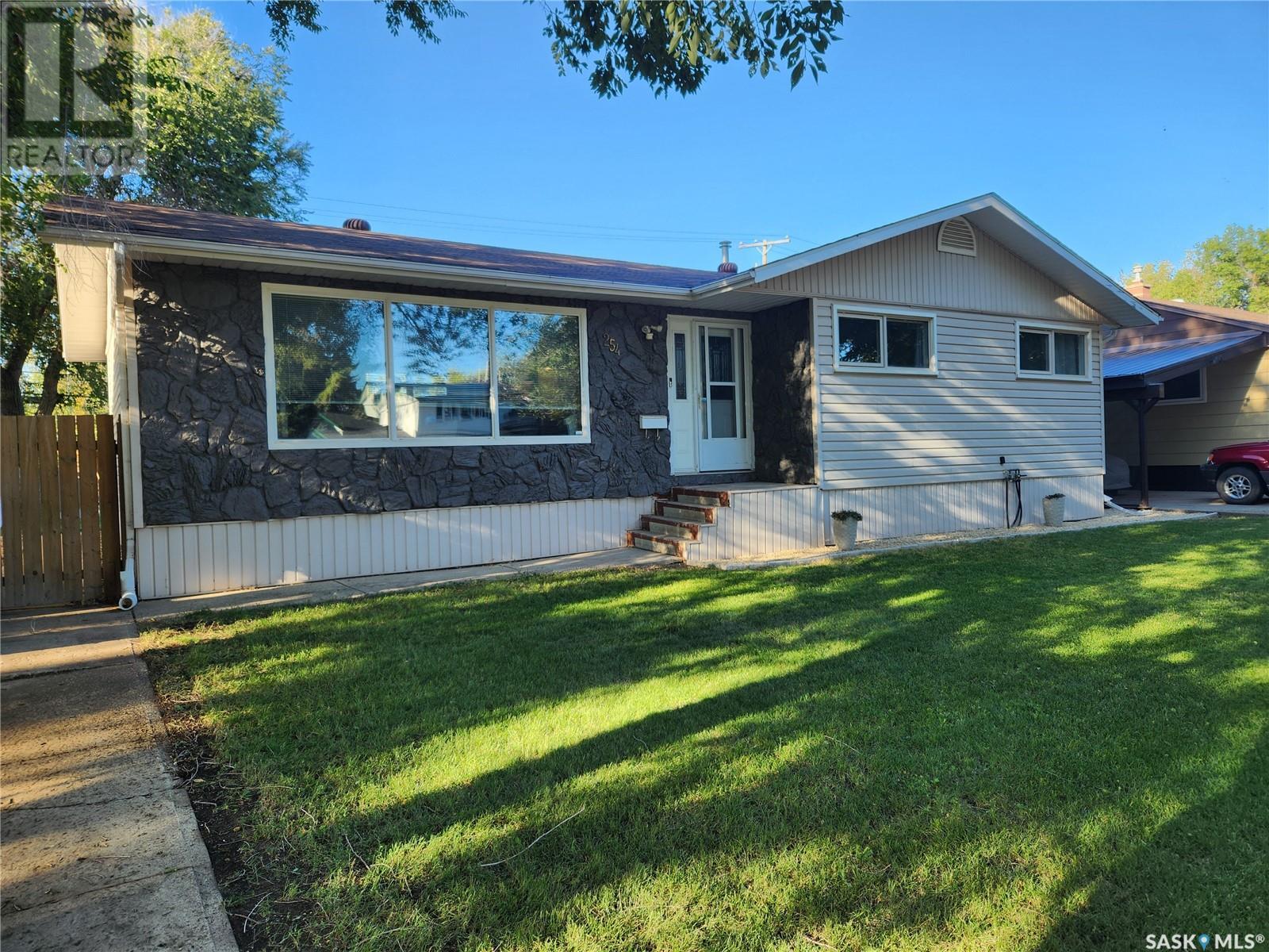 254 Duncan Road, Estevan, Saskatchewan  S4A 0A4 - Photo 2 - SK009007