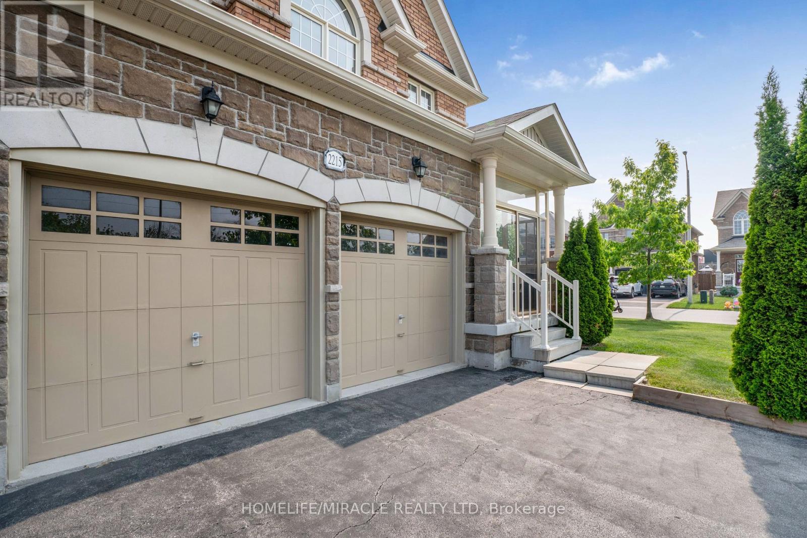2215 Dawson Crescent, Innisfil, Ontario  L9S 0G9 - Photo 3 - N12211152