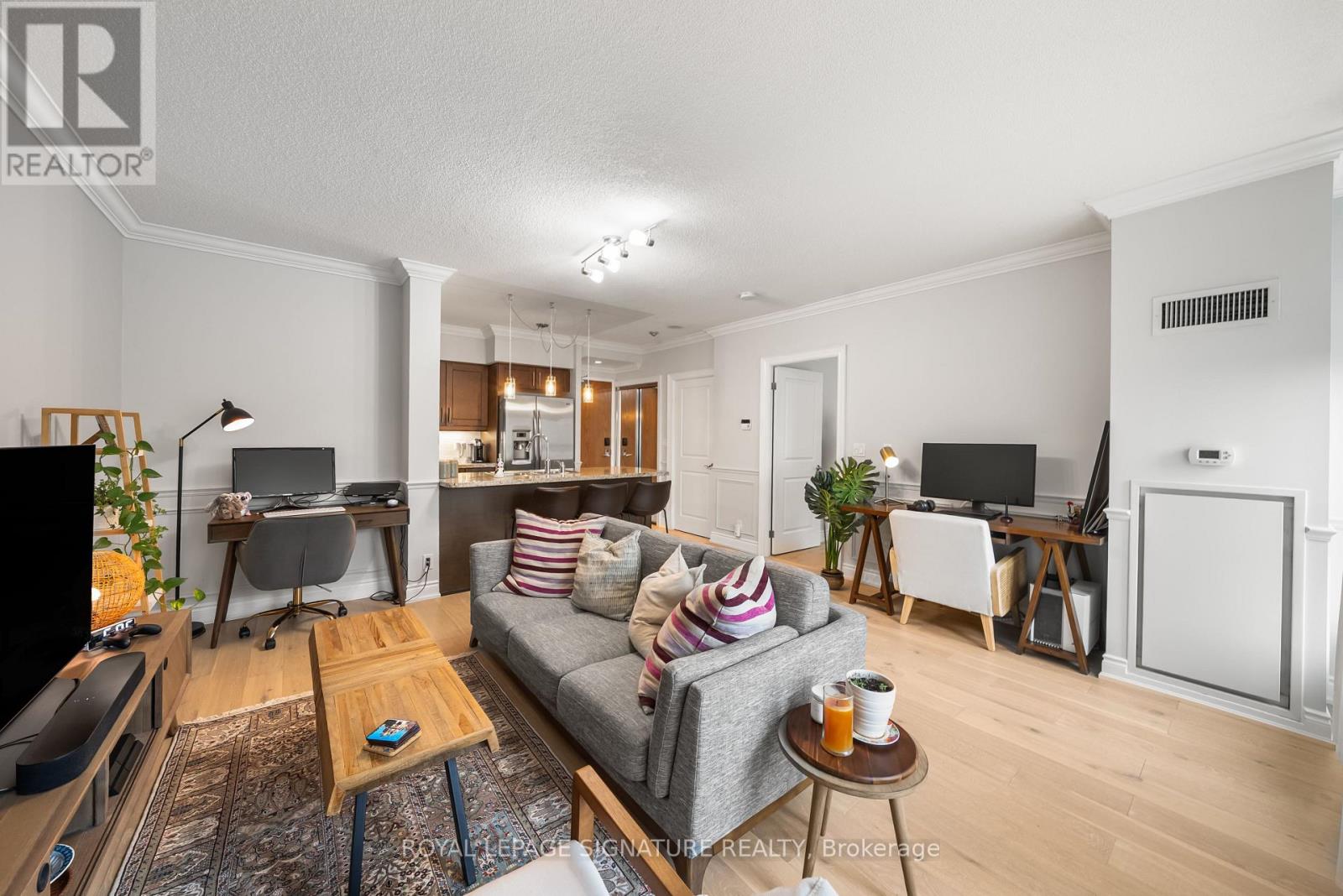 202 - 1900 Lakeshore Boulevard W, Toronto, Ontario  M6S 1A4 - Photo 5 - W12211154