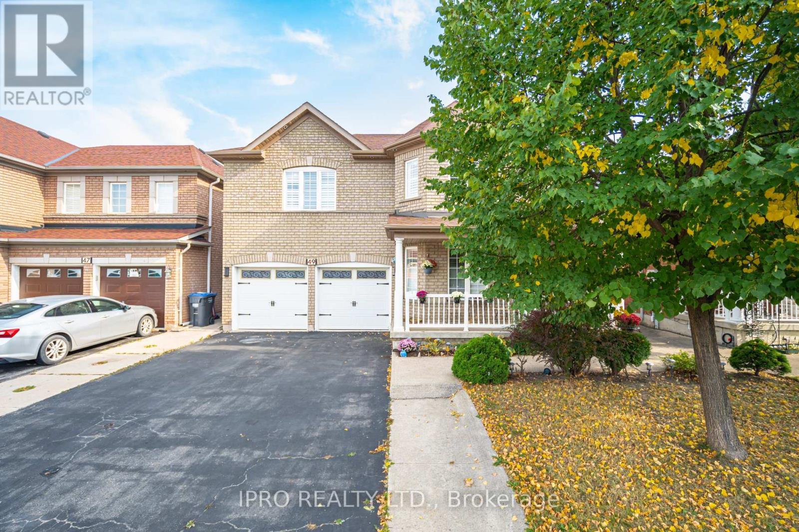 49 Australia Drive, Brampton, Ontario  L6R 3G1 - Photo 2 - W12211190