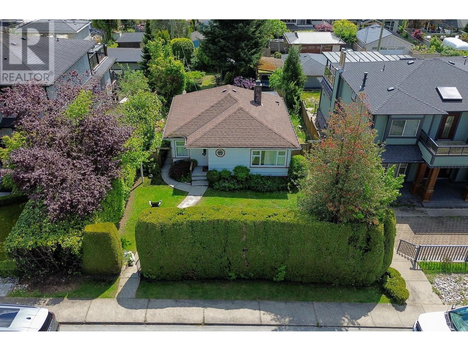 443 E 17th Street, North Vancouver, British Columbia  V7L 2W3 - Photo 2 - R3013890